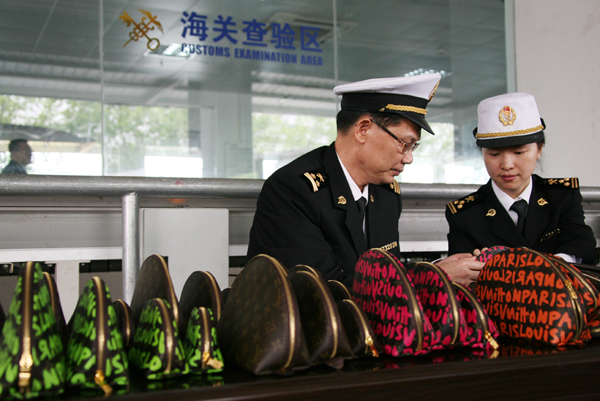 拱北海关:快件中截获山寨"lv"手袋