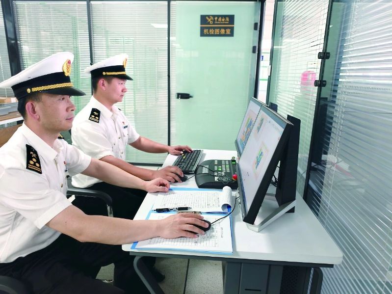 秦皇岛海关关员对跨境电商出口货物实施机检审图 