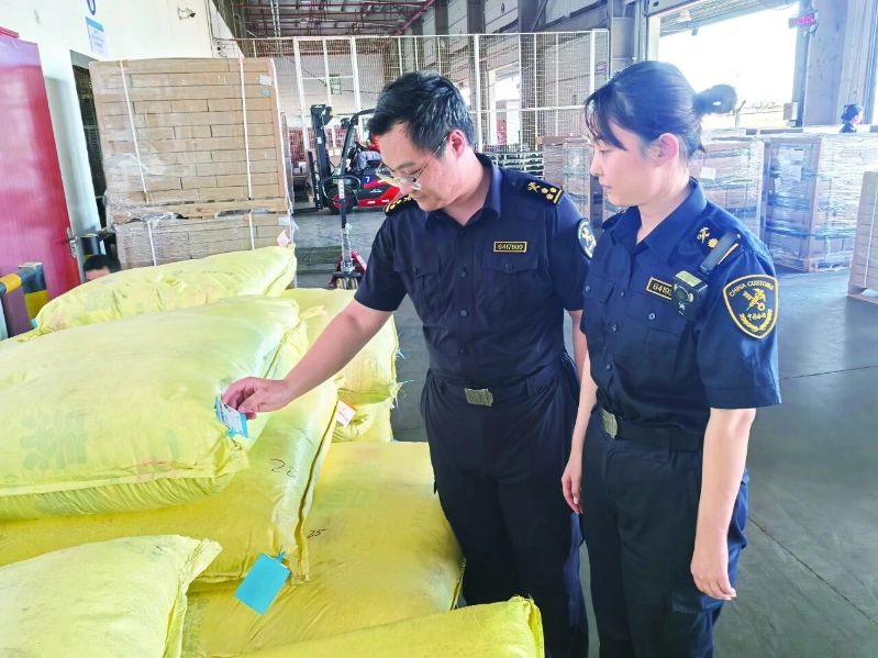 海口美兰机场海关关员对跨境电商出口货物开展口岸监管